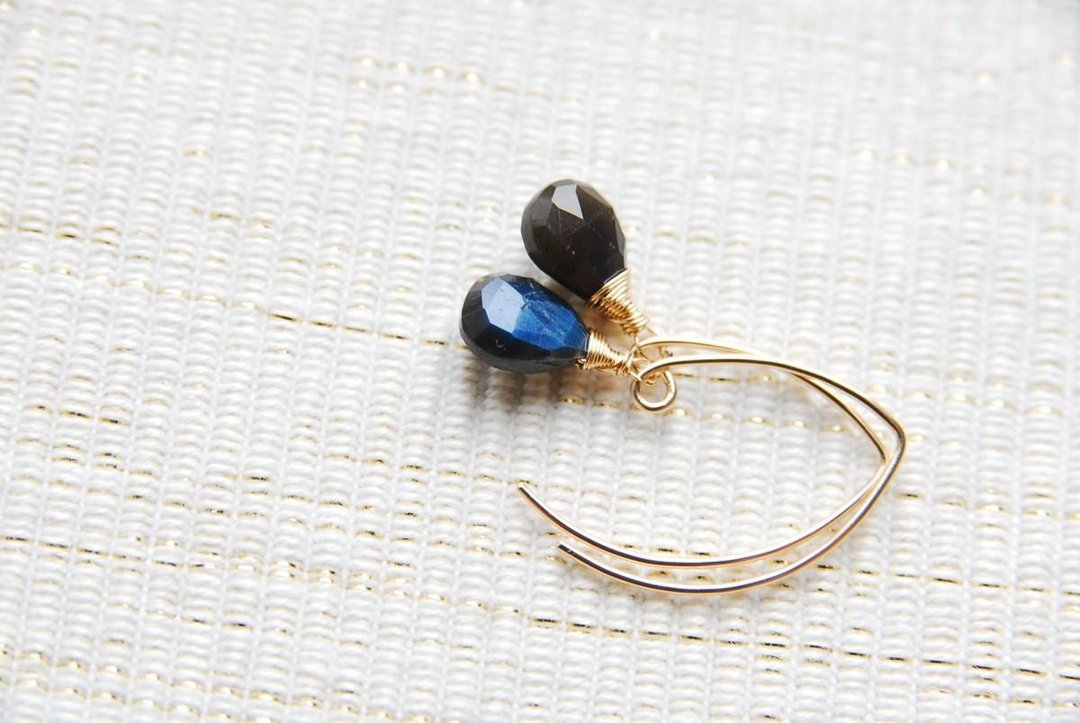 Black labradorite of Marquis hook earrings (14 gold gf) - 耳环/耳夹 - 宝石 黑色