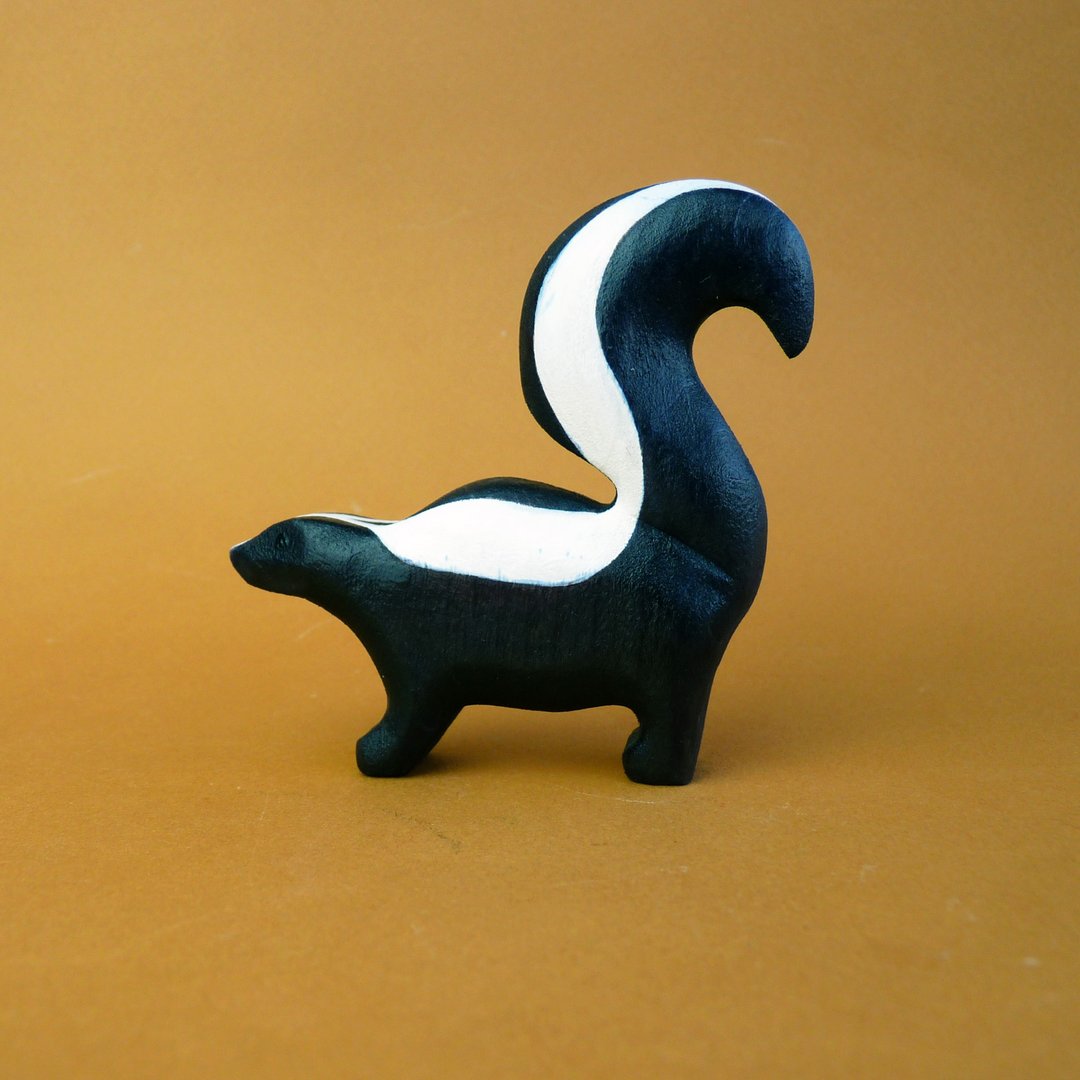 Wooden skunk figurine - Wooden animals - Wooden natural toys - Woodland animals - 玩具/玩偶 - 木头 黑色