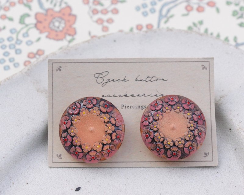 小花花圈 / 捷克玻璃钮扣饰品 (耳夹) - 耳环/耳夹 - 玻璃 粉红色