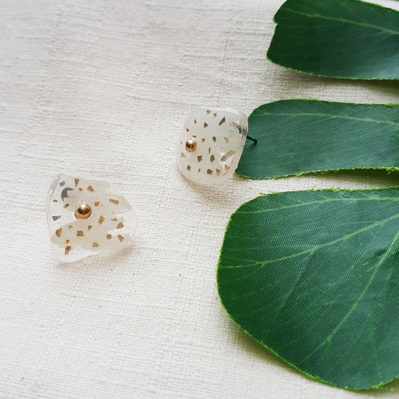 可爱气息白底透明树脂贴耳式耳环/医疗钢针/耳钉/耳针 - 耳环/耳夹 - 树脂 白色