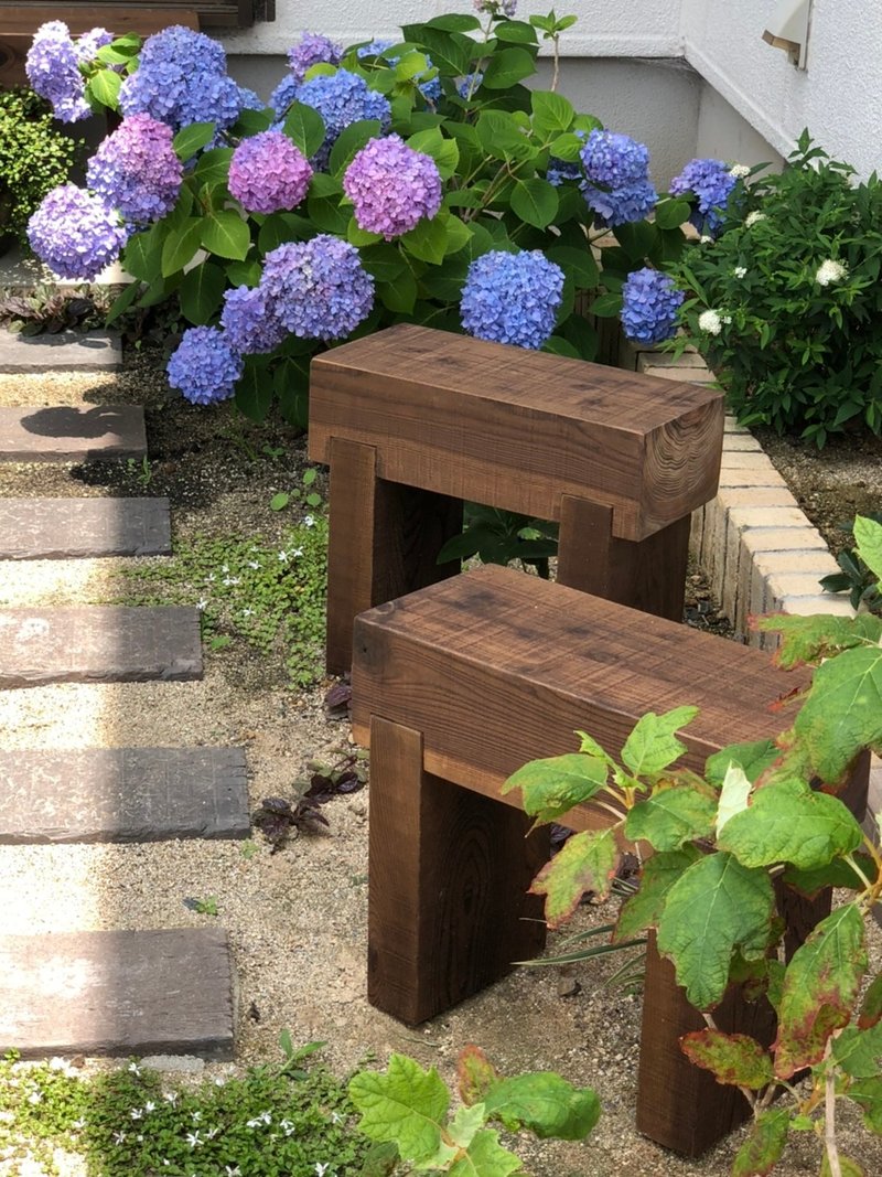 山林间诞生的迷你园艺长凳 天然木・防腐涂装 50cm 单人 SantaPa design - 椅子/沙发 - 木头 咖啡色