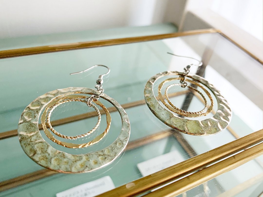 Rippling gold and Silver triple round Clip-On/ earrings - 耳环/耳夹 - 其他材质 银色
