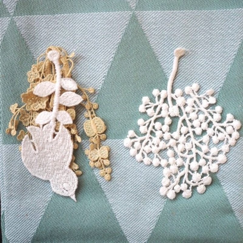 素材：蕾丝，鸟与果实图案，两件一组，米白色 - 耳环/耳夹 - 其他金属 