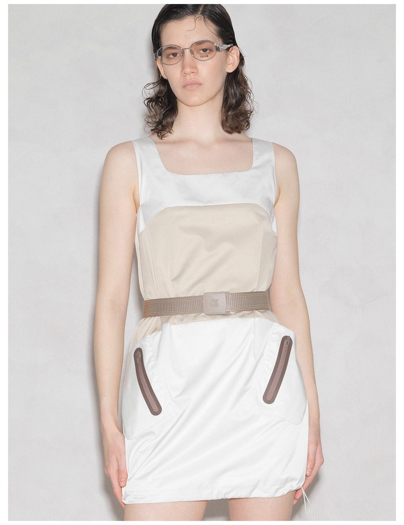 香草白+淺灰褐 拼接拼色運動感尼龍洋裝 腰帶抽繩直筒中短連身裙 - 洋装/连衣裙 - 聚酯纤维 白色
