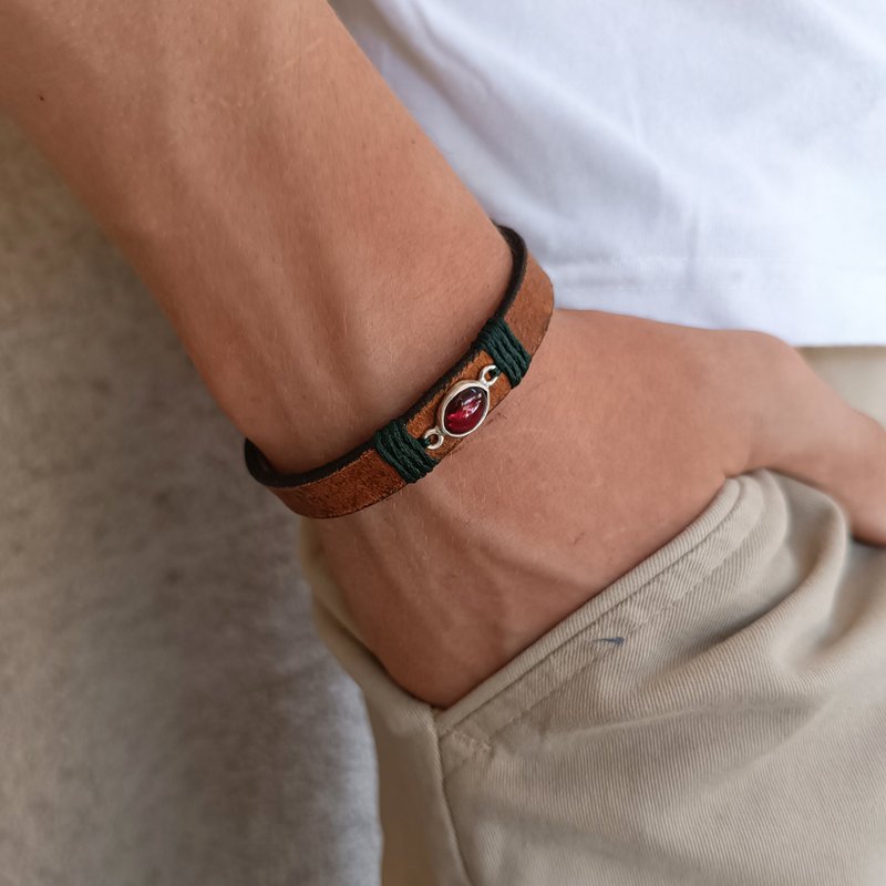 红石榴石护身皮革手环 纯银吊坠 手工设计 - 手链/手环 - 真皮 咖啡色