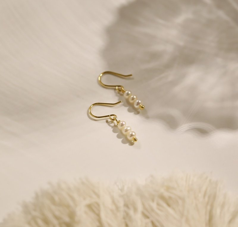 玛乔莉淡水珍珠耳环 - 耳环/耳夹 - 珍珠 金色