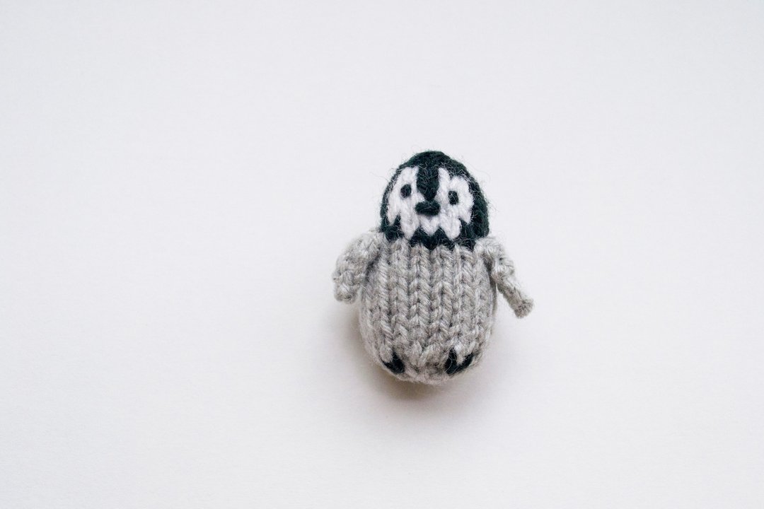 George the Emperor Penguin Chick- knitted amigurumi brooch - 胸针 - 聚酯纤维 灰色