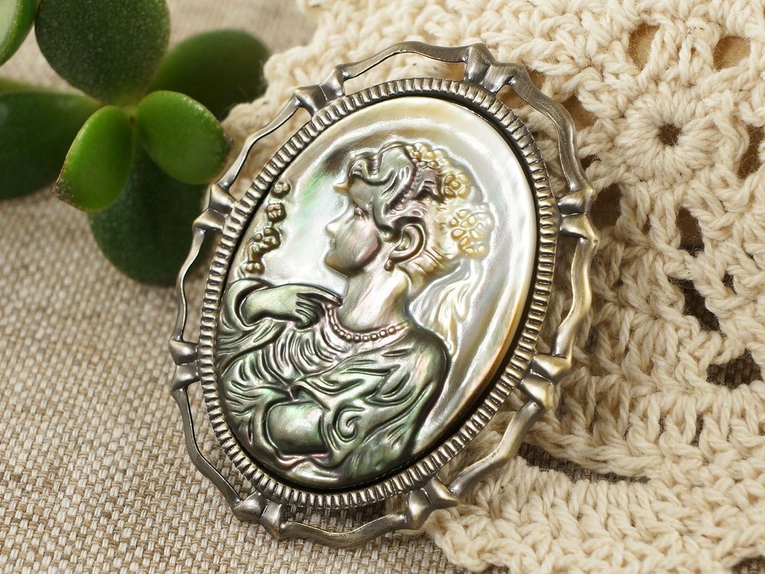 Mother of Pearl Lady Cameo Brooch Pendant MOP Girl Cameo Brooch Pin Jewelry - 胸针 - 贝壳 绿色
