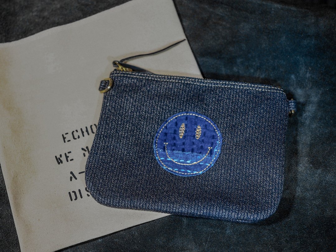 Boro Patch Work Smile Pouch 褴褛拼布微笑小袋 - 化妆包/杂物包 - 棉．麻 多色