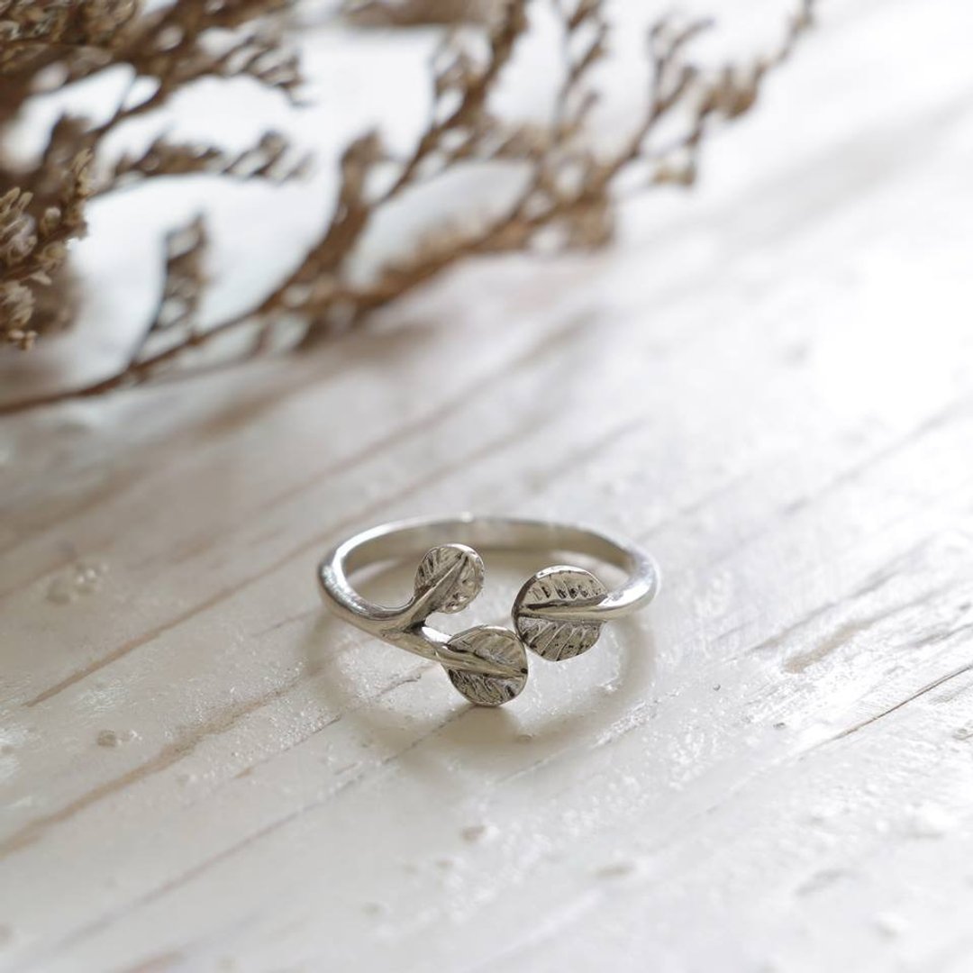 leaf flower clover lucky Minimal ring handmade lady women Girl silver stacking - 戒指 - 其他金属 银色