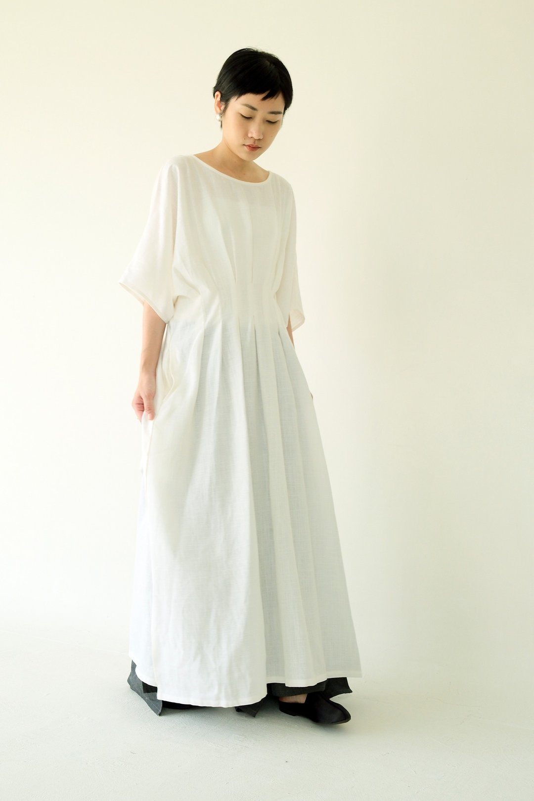 *轻微瑕疵折扣*川 衣 WEAR BEING  宽领腰部打褶洋装 亚麻白 - 洋装/连衣裙 - 亚麻 白色