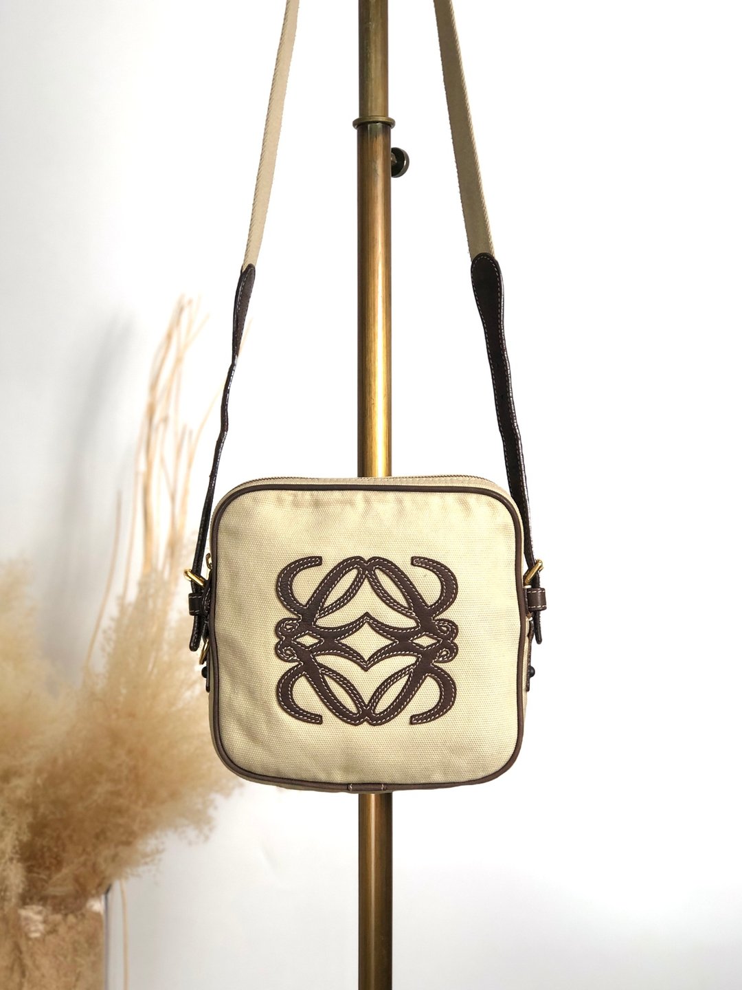 【日本直送 名牌中古包】LOEWE 罗威 手提包 米色 Anagram 帆布 vintage 维他命 经典 skbtbz - 侧背包/斜挎包 - 棉．麻 咖啡色