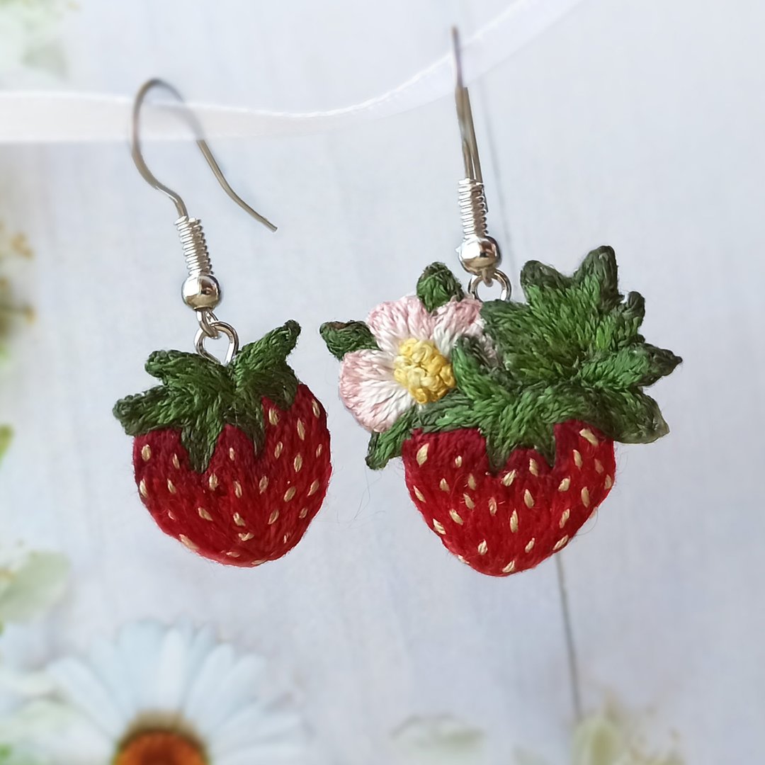 草莓 Cute asymmetrical strawberry earrings, miniature hand embroidery - 耳环/耳夹 - 其他材质 红色