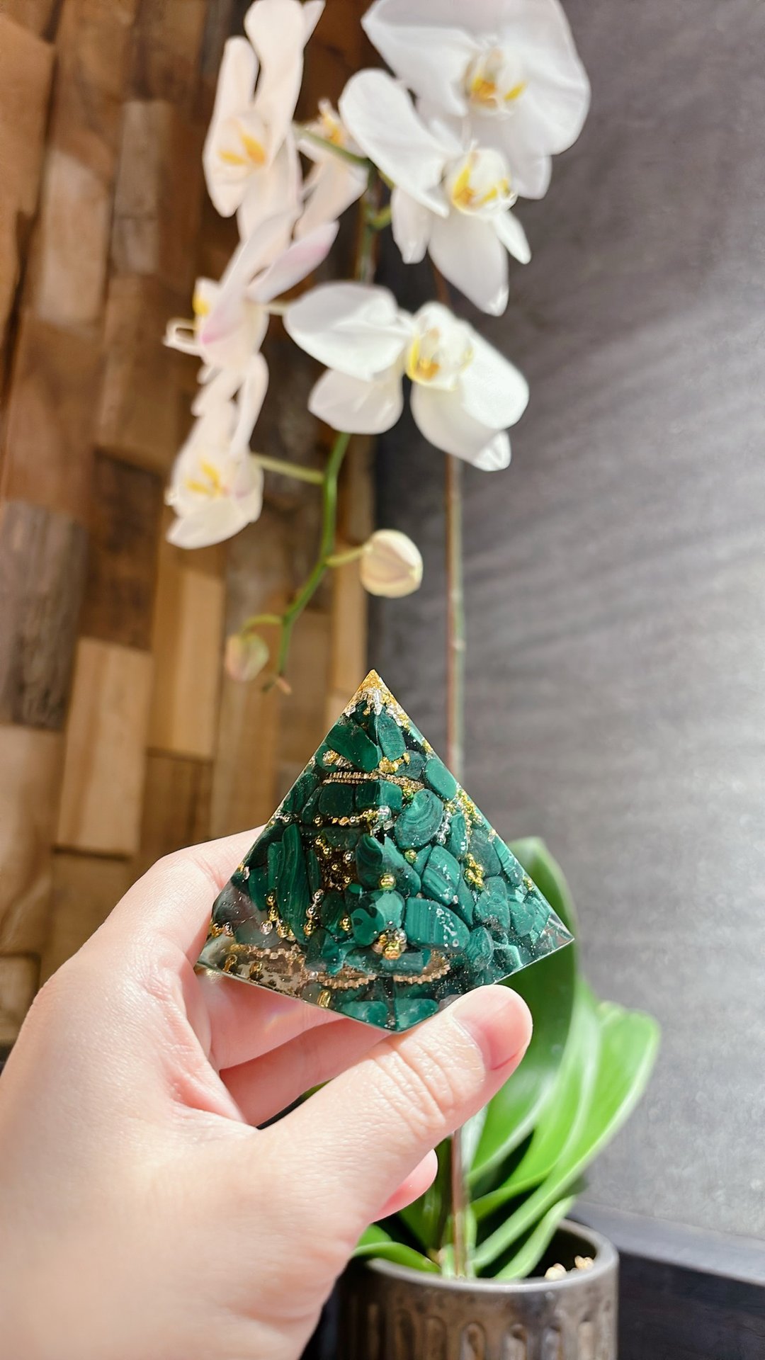 散发内在自信美-孔雀石奥刚能量金字塔 - 摆饰 - 水晶 绿色