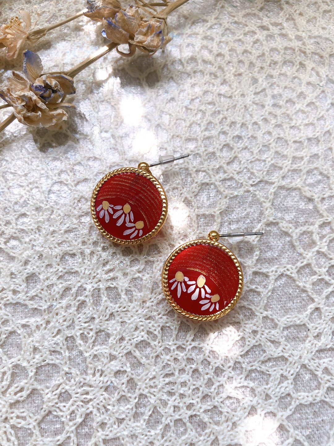 【花森小饰】复古扣系列彩绘饰品 精致古物-雏菊  (艳红) - 耳环/耳夹 - 其他材质 红色