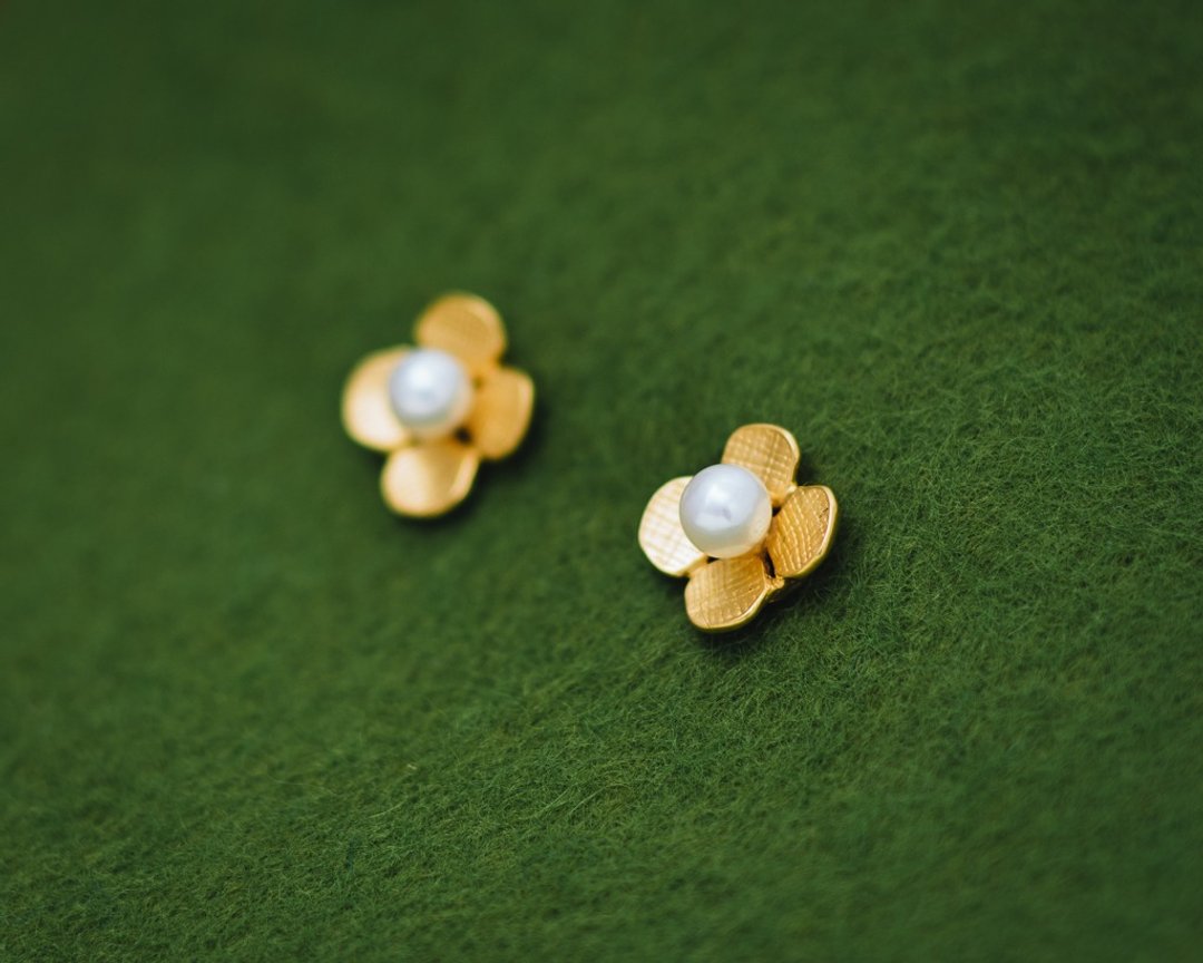 Hydrangea - small earrings - gold - freshwater pearls - flower - hypo-allergenic - 耳环/耳夹 - 银 金色