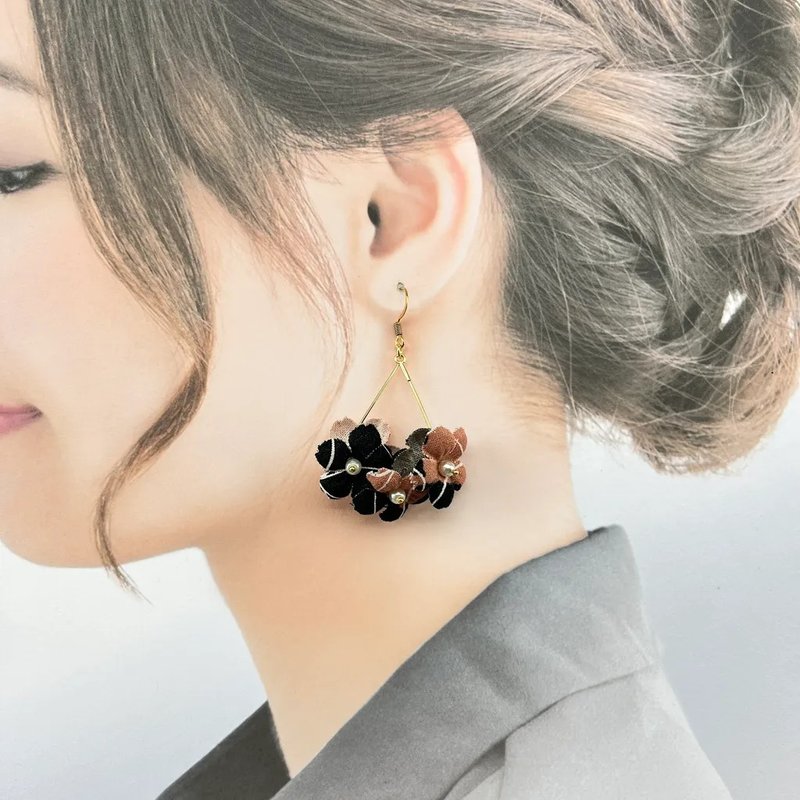 Kayak 独木舟黑粉花布金水滴形耳环 - 耳环/耳夹 - 树脂 多色