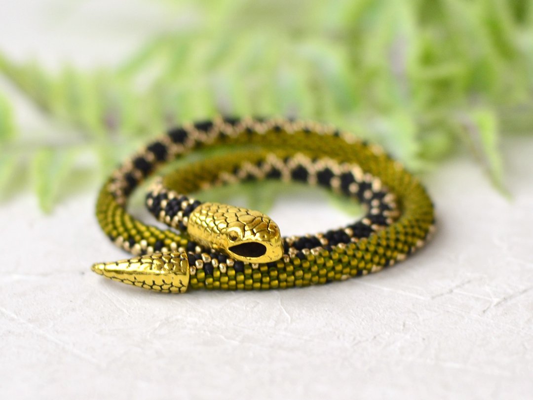Olivine snake necklace, Ouroboros, Serpent necklace, Statement jewelry - 项链 - 玻璃 绿色