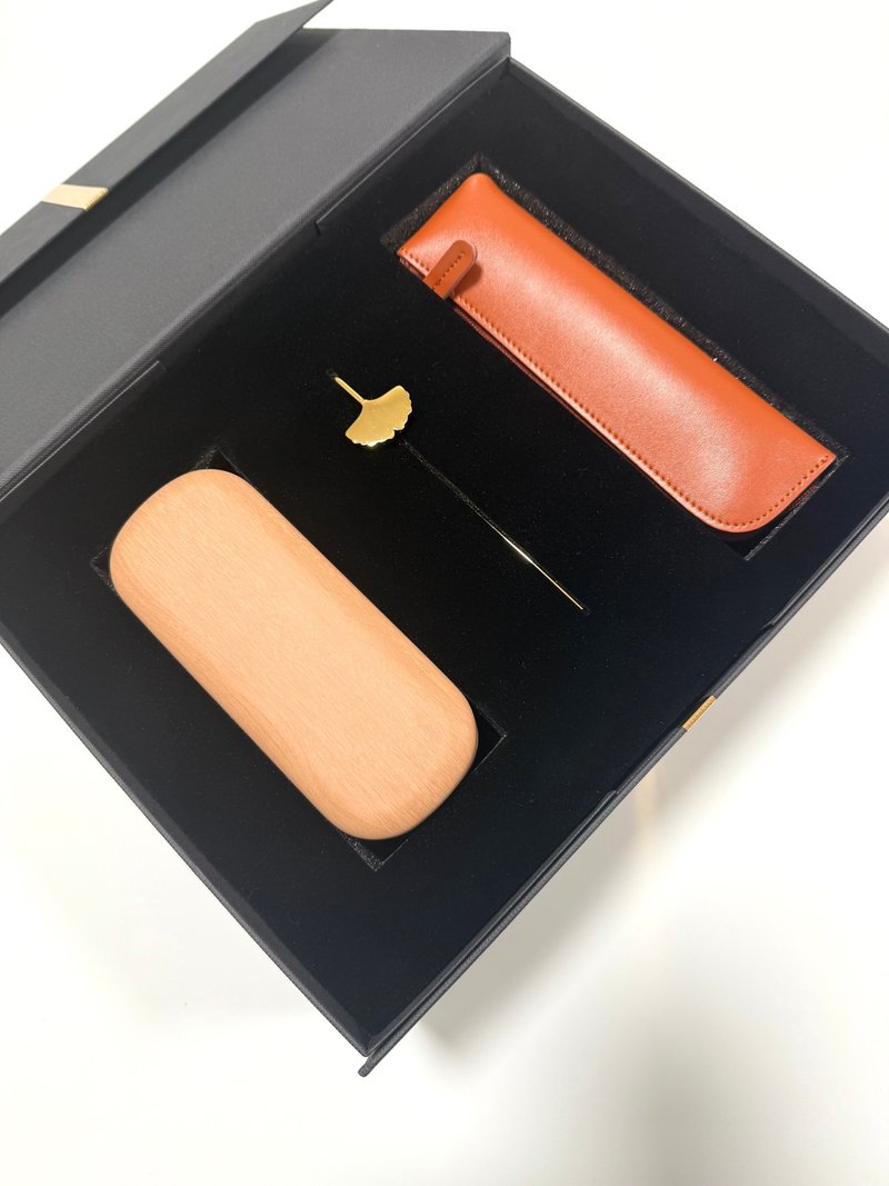 【客制组合礼物】木纹眼镜盒 金属书签 真皮笔袋 免费刻字 套装 - 铅笔盒/笔袋 - 不锈钢 多色