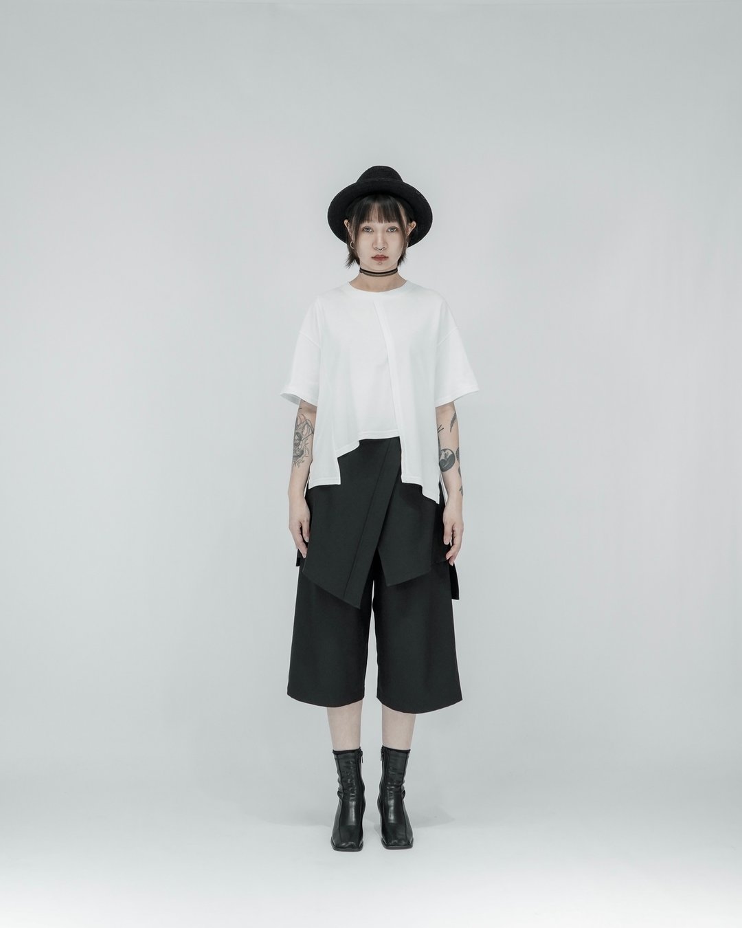 MUKK DESIGN 不规则斜裁T-白 - 女装 T 恤 - 聚酯纤维 白色