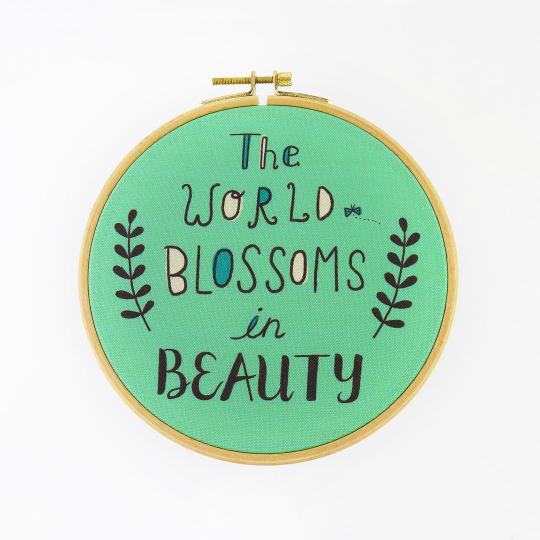 The World Blossoms In Beauty 英文语录复制画 刺绣框 艺术摆设 - 摆饰 - 棉．麻 绿色
