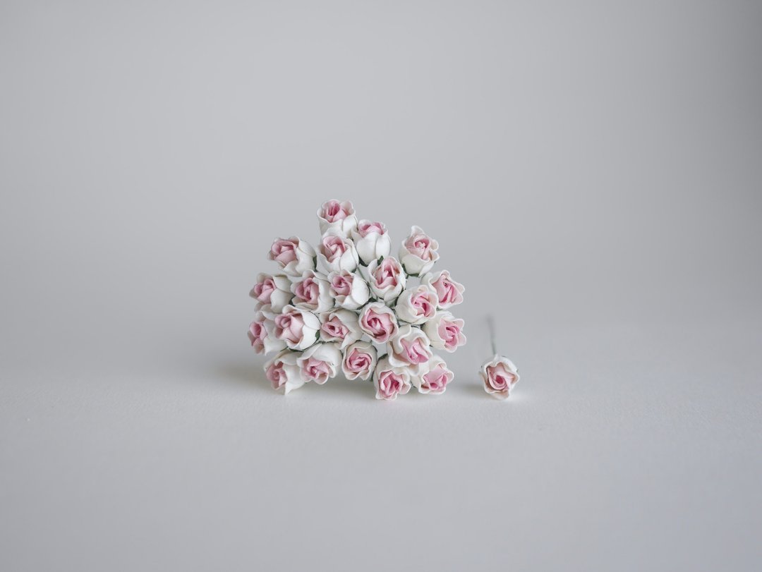 纸花，25 片，尺寸 1 x 1.2 厘米。含苞待放的玫瑰花，白色粉红色。 - 其他 - 纸 白色