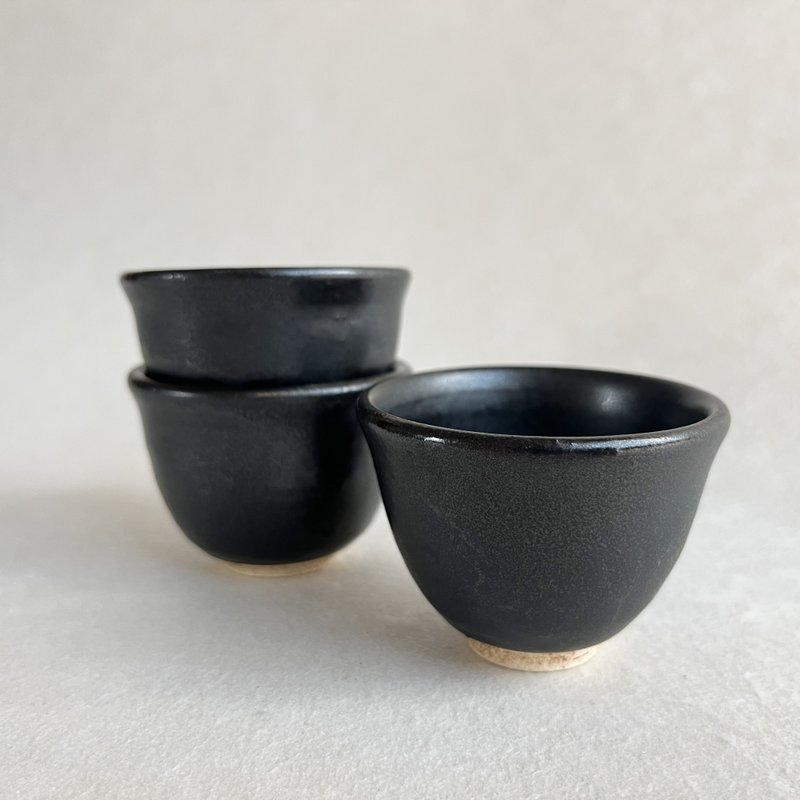 粼光黑釉。手工小茶杯 三入组 酒杯 陶杯 汤吞 茶具 新年礼物 - 茶具/茶杯 - 陶 黑色