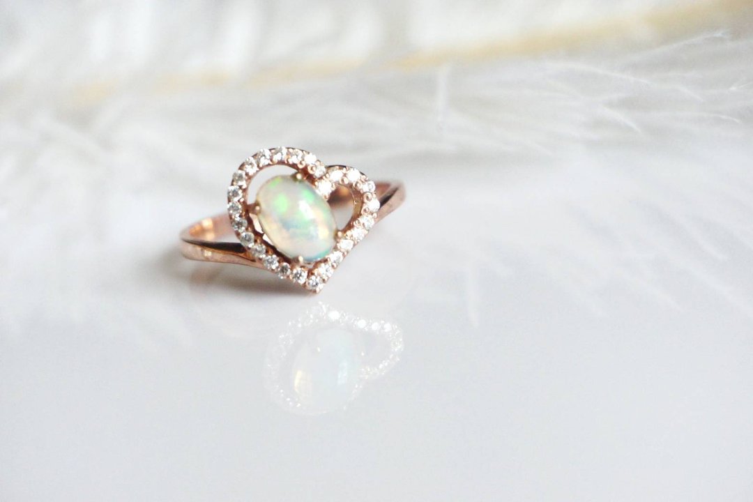 Natural Opal Oval Heart Design Silver925 Ring with Rose Gold Plated - 戒指 - 纯银 多色