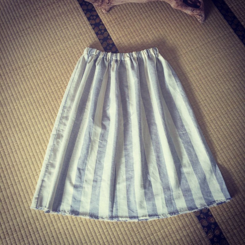 最后一条 !!!  棉麻灰白条纹松紧带圆裙 - 裙子 - 棉．麻 灰色