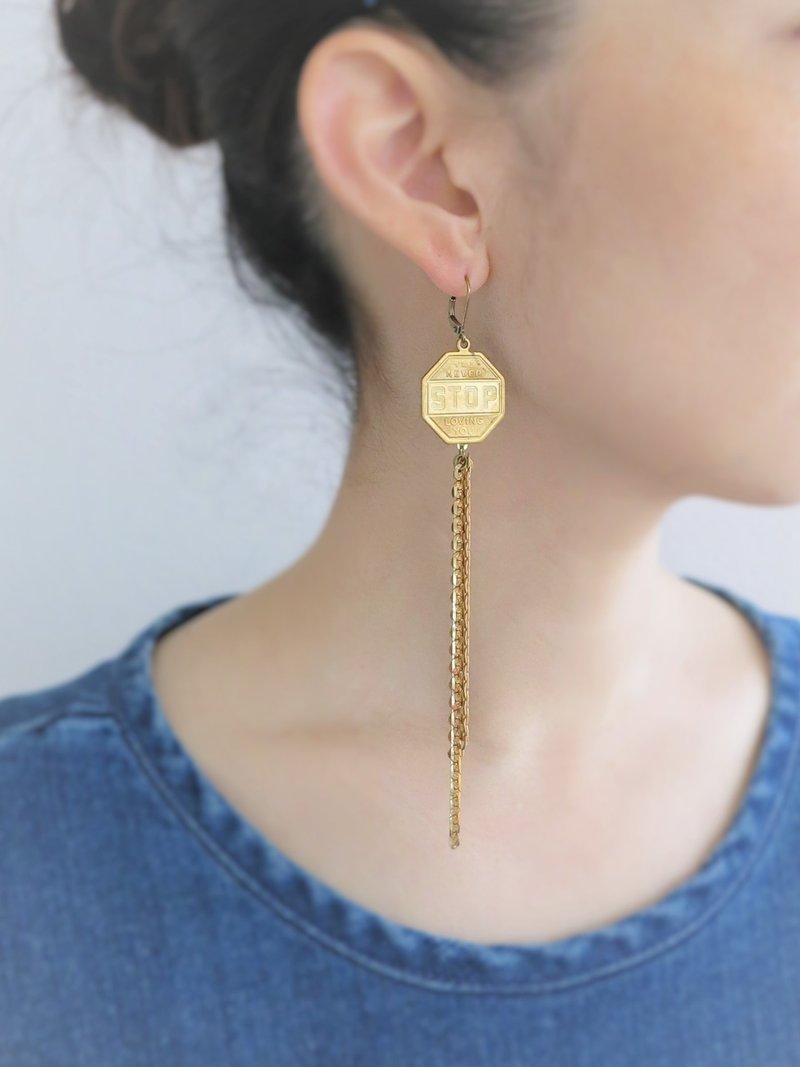 ヴィンテージチャーム＆フリンジピアス vintage charm pierce <can't stop> - 耳环/耳夹 - 其他金属 金色