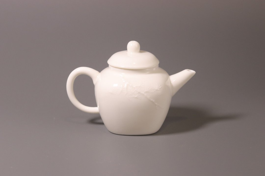敦睦窑德化模刻印花玉瓷壼圆方款 - 茶具/茶杯 - 瓷 白色