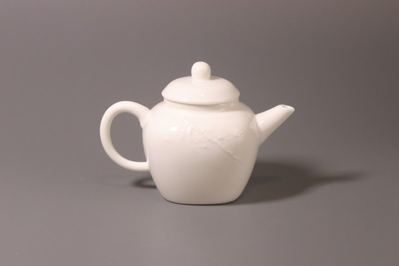敦睦窑德化模刻印花玉瓷壼圆方款 - 茶具/茶杯 - 瓷 白色