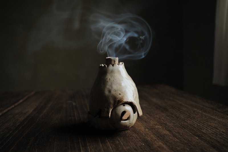 和煦・栎梅・烟囱・山丘之屋・煨桑・烛台・圣木座 - 蜡烛/烛台 - 陶 卡其色