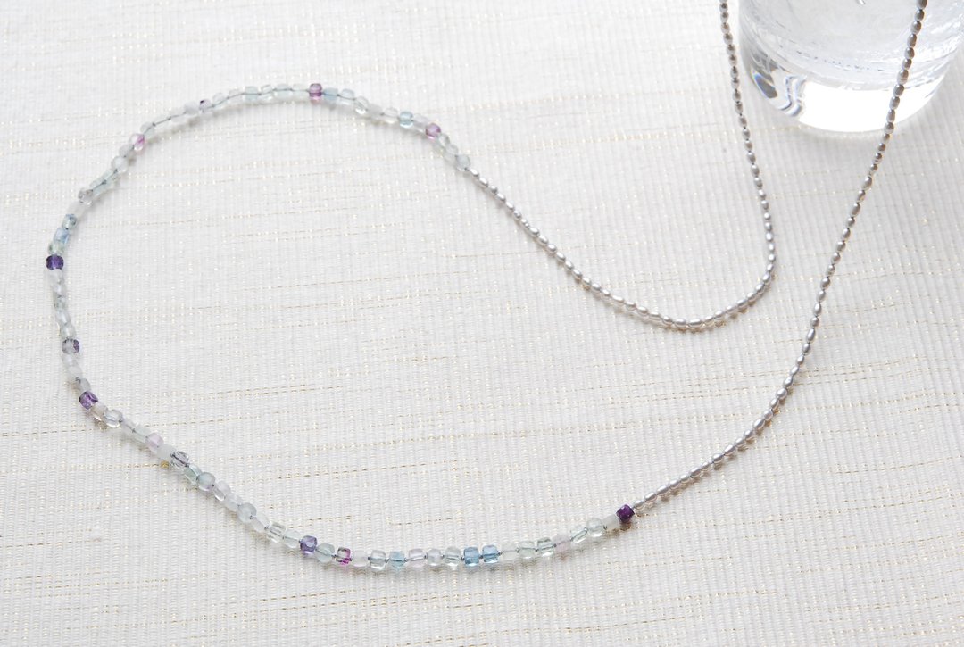 Cube-cut fluorite and rice-shaped pearl rain-smelling long necklace - 项链 - 半宝石 多色