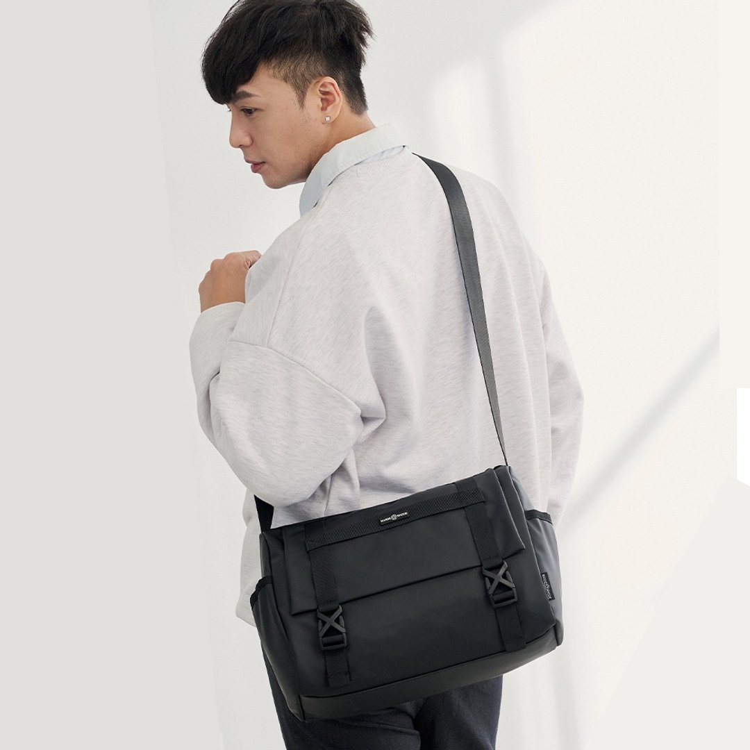 MANDE RHODE - 滑面大容量插扣造型邮差包(大/L) - A5890-1K - 侧背包/斜挎包 - 聚酯纤维 黑色