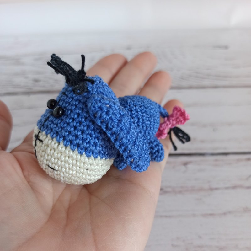 Crochet keychain donkey eeyore ,cute accessories for bag, - 钥匙链/钥匙包 - 棉．麻 蓝色