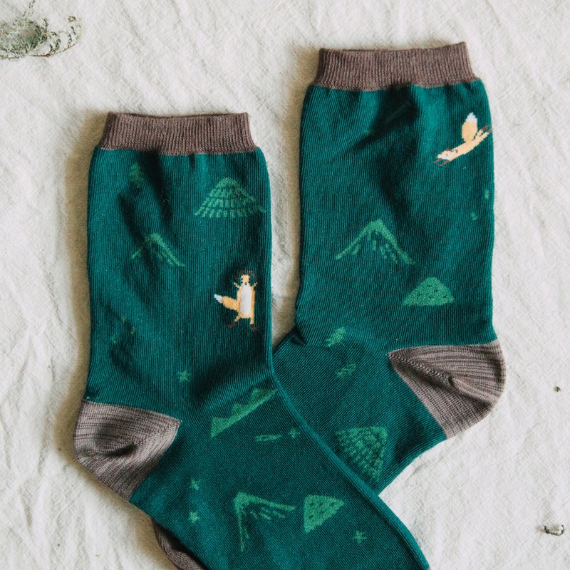 趣森林玩—橄榄绿│插画棉袜 - 袜子 - 棉．麻 绿色