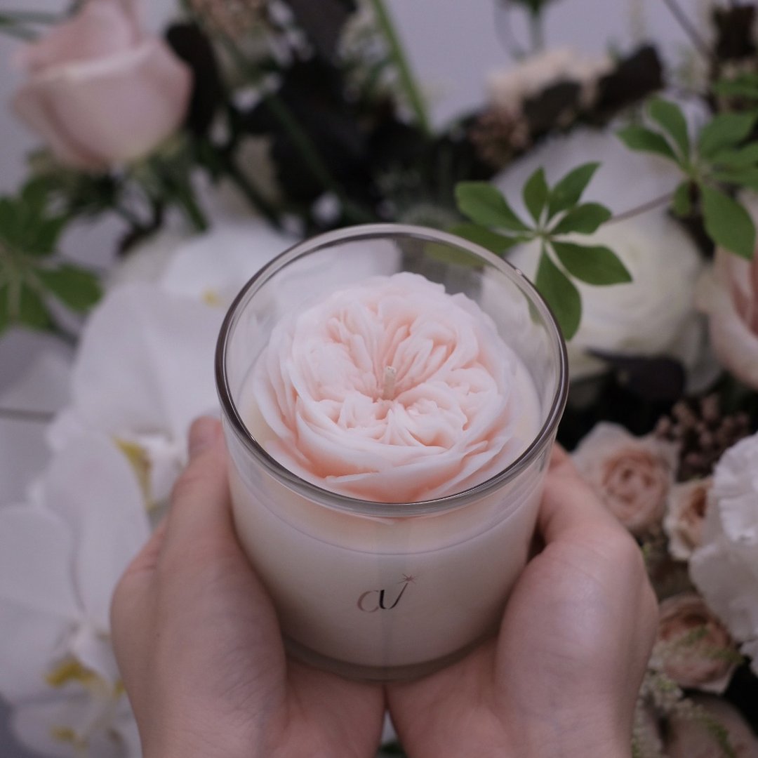 情人节 礼物 庭园玫瑰 像真蜜蜡花 玻璃容器蜡烛 230ml - 蜡烛/烛台 - 蜡 粉红色