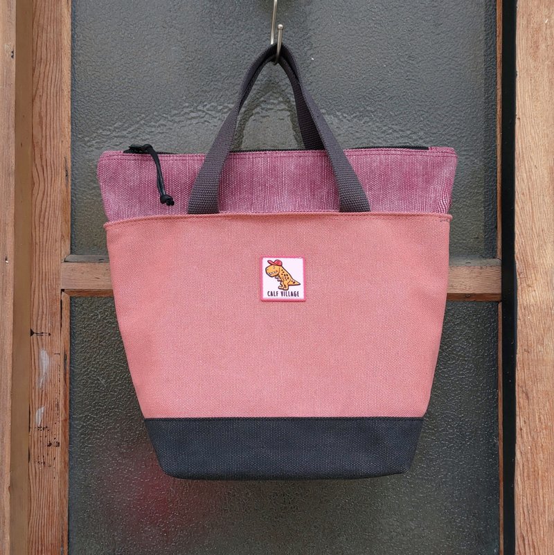 小牛村 手提袋 帆布包 便当袋 手提包 小提袋 豆沙粉/迷你暴龙 - 手提包/手提袋 - 棉．麻 粉红色
