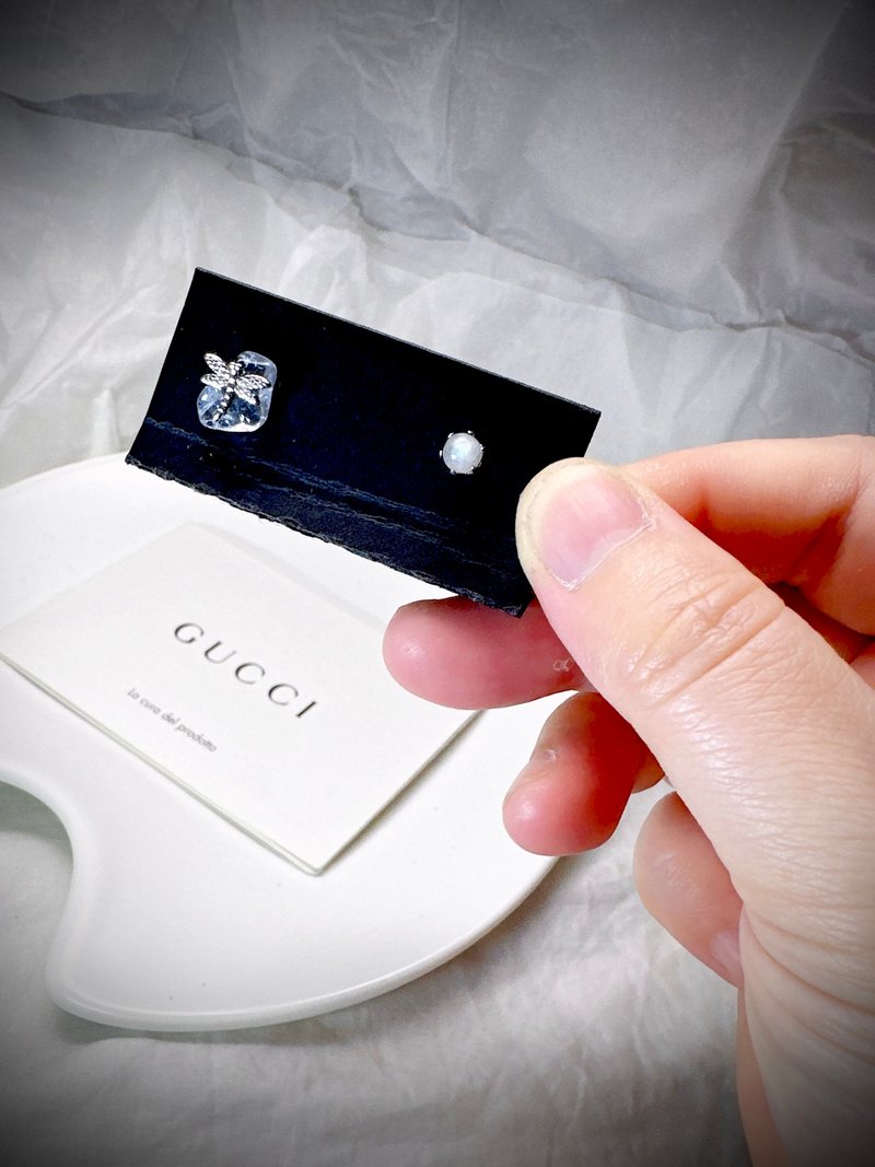 C&W 天然海蓝宝上停驻可爱小蜻蜓单颗天然月光石不规则设计耳钉耳 - 耳环/耳夹 - 玉石 银色