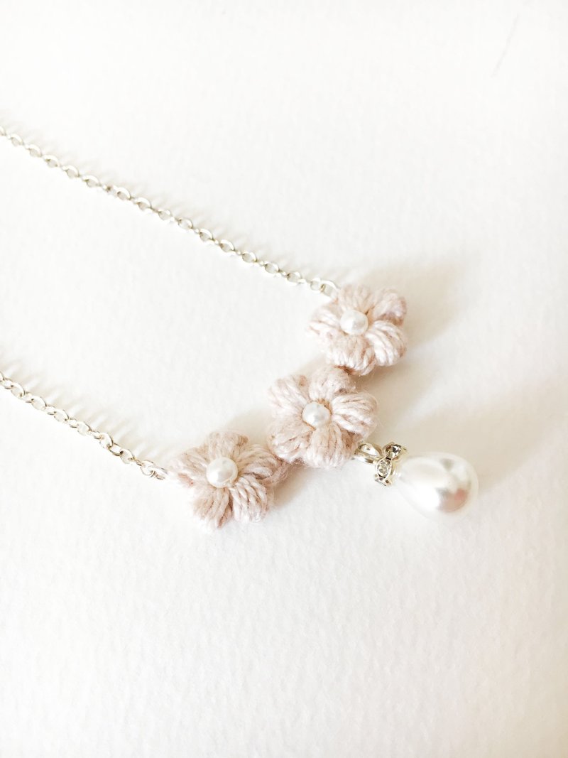 杏色编织小花坠吊珍珠颈链 - 颈链 - 棉．麻 卡其色