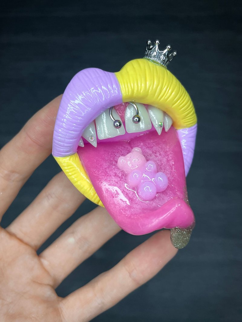胸针/别针。紫色和黄色的嘴唇，还有一顶小皇冠。 - 胸针 - 粘土 