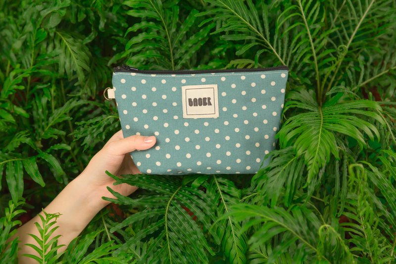 拉链万用包 / 日本花布限定 _水玉圆点 粉蓝 - 化妆包/杂物包 - 棉．麻 多色