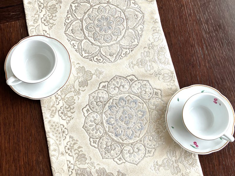 和服饰带桌饰 TC012 - 餐垫/桌巾 - 丝．绢 白色