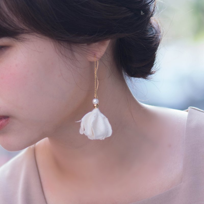Phoebe 镀金波浪银针气质羊毛垂坠耳环 - 耳环/耳夹 - 其他材质 白色