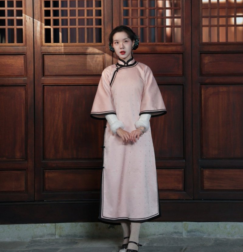 玉闌干復古旗袍 / 粉色提花緞面加絨款 / 倒大袖全開襟民國風 - 旗袍 - 其他材质 粉红色