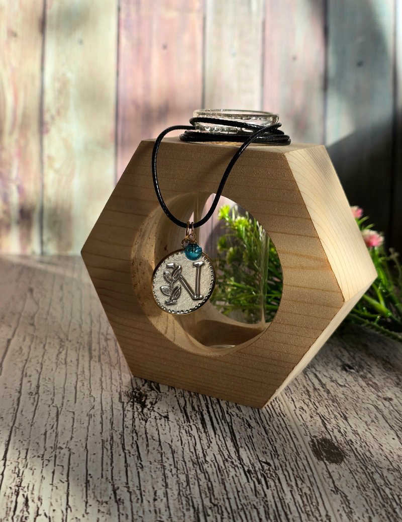 【圣诞礼盒】圣诞香氛锡雕字母饰品 (项链/钥匙圈) - 金工/饰品 - 其他金属 