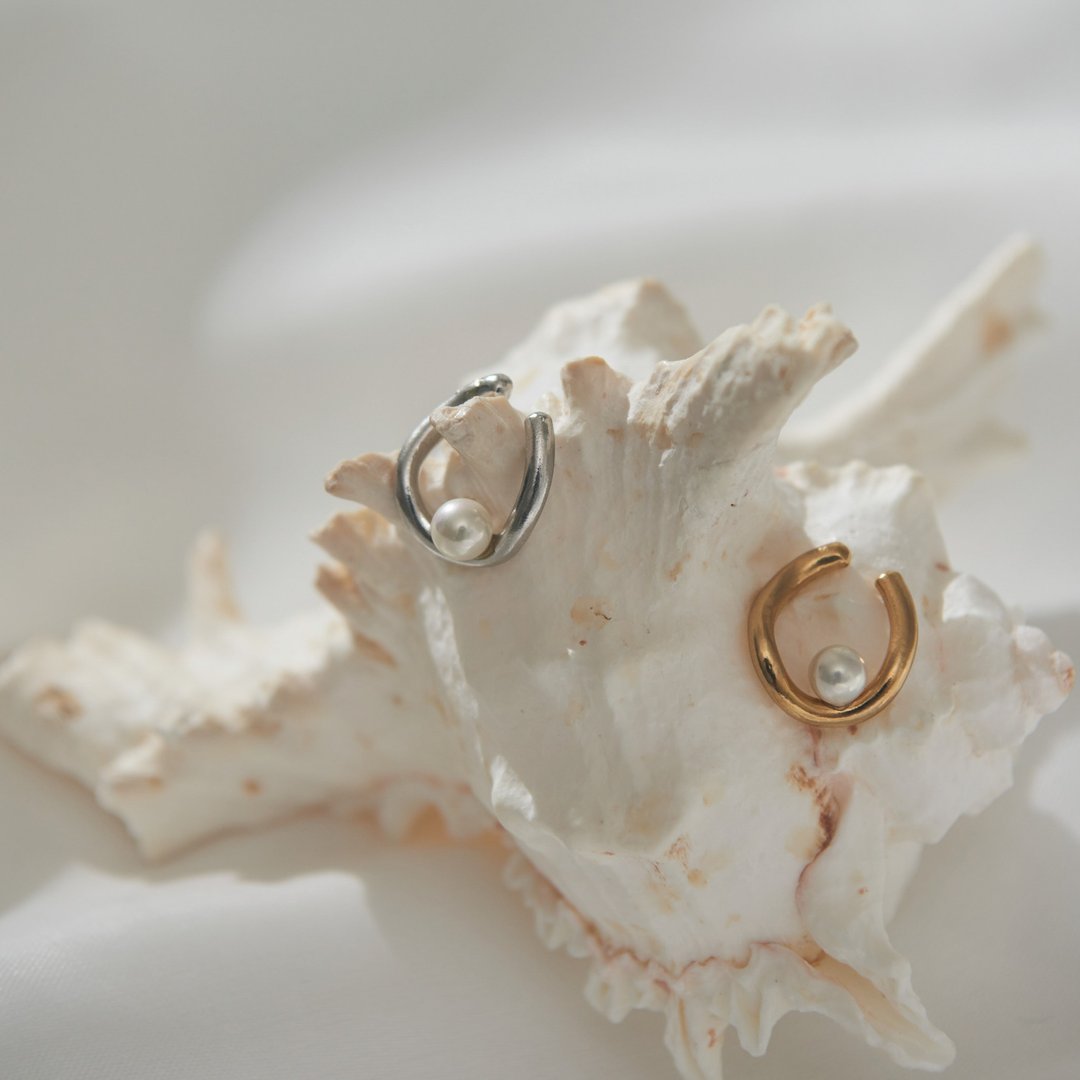 18KGP Wave Pearl Ear Cuff - 耳环/耳夹 - 其他金属 金色