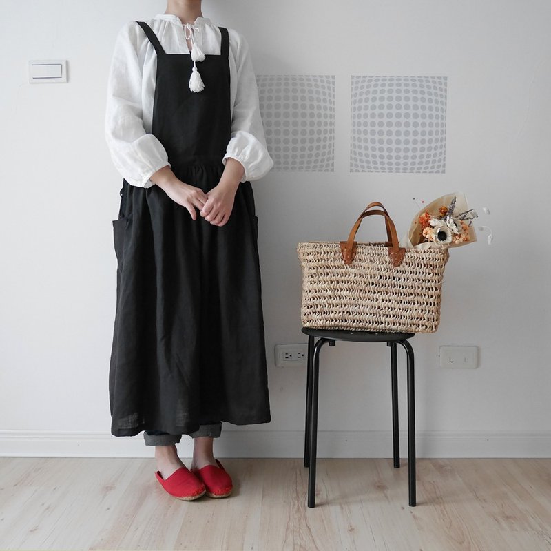 手作墨黑苎麻围裙式侧抽绳洋装（背带可调） - 围裙 - 棉．麻 黑色