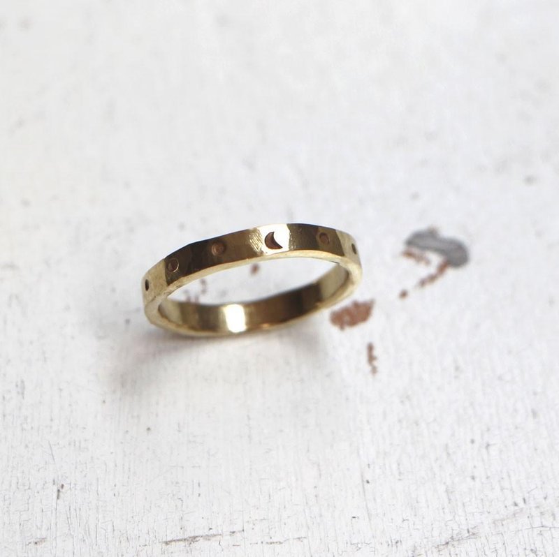 Brass ring moon engraved - 戒指 - 其他金属 金色